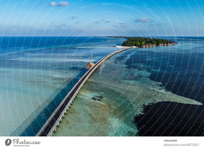 Luftaufnahme eines Stegs in einem Luxusresort auf den Malediven oben Antenne Strand Strandpromenade schön Vogelperspektive Bungalow Küstenstreifen Dröhnen leer