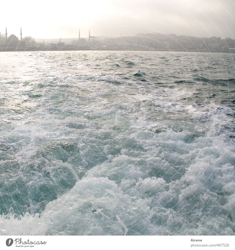 hinter sich lassen Urelemente Wasser Himmel Nebel Wellen Meer Wasserstraße Meerstraße Istanbul Asien Türkei Hauptstadt Skyline Menschenleer Moschee Schifffahrt