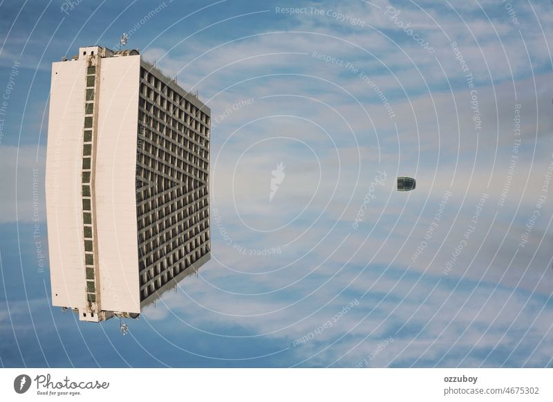 Reflexion eines Gebäudes am Himmel. Augmented Reality , Virtuelle Realität des Gebäudes Blick in den Himmel Großstadt Skyline Stadtlandschaft urban Architektur