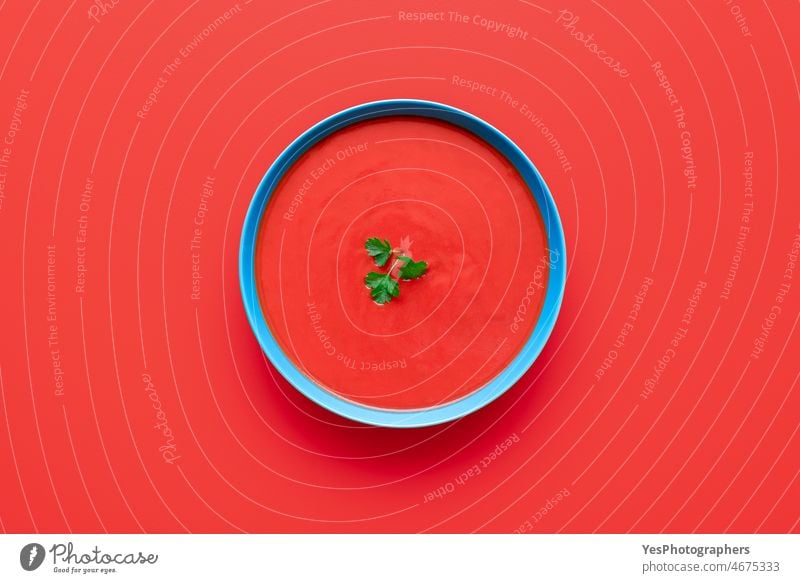 Tomatencremesuppenschüssel, Ansicht von oben auf rotem Hintergrund Herbst blau Schalen & Schüsseln Nahaufnahme kalt Farbe Essen zubereiten Textfreiraum Sahne