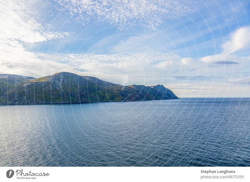 Blick auf die Klippen des Nordkaps vom Meer aus im Sommer Norwegen Kreuzfahrt Sehenswürdigkeit Interesse Küstenstreifen arktische Skandinavien Sightseeing norge