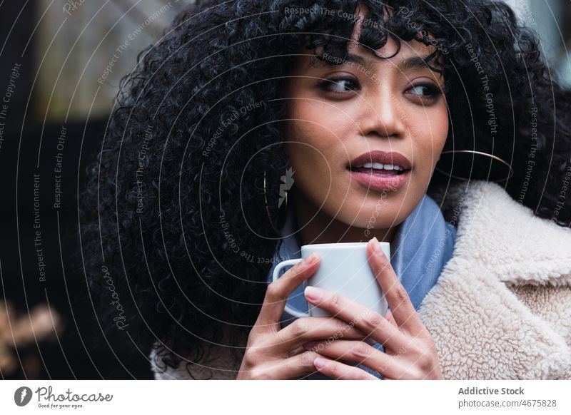Lächelnde schwarze Frau mit einer Tasse Kaffee trinken sich[Akk] entspannen ruhen Haus heimwärts Kälte Kaffeepause warm Porträt afroamerikanische Frau Becher