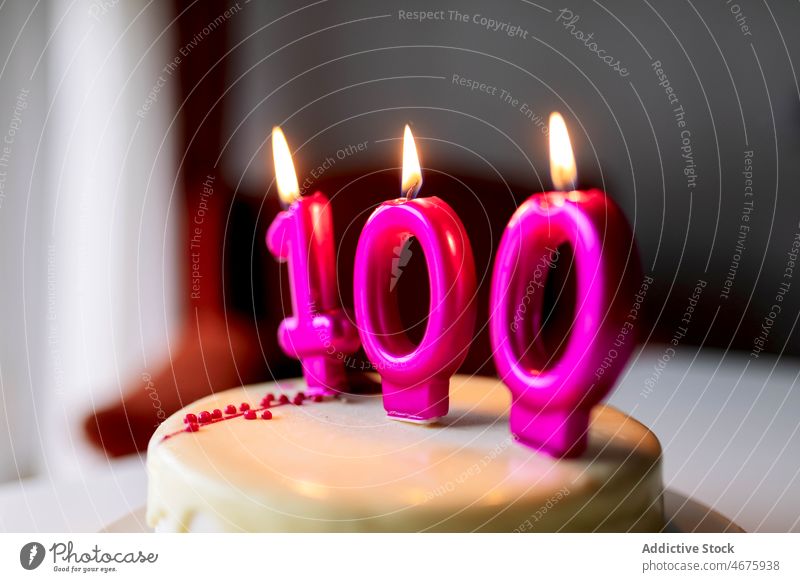 Torte mit Kerzen mit der Nummer 100 Kuchen Geburtstag hundert Hundertste Jahrestag Brandwunde Licht feiern süß festlich Veranstaltung Party Dessert Feiertag