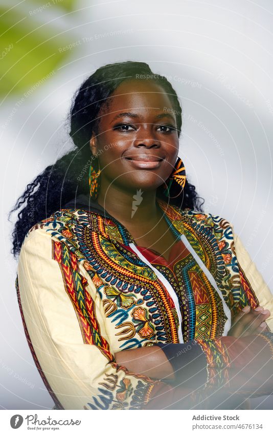 Glückliche kurvige Frau in stilvollem afrikanischem Outfit Stil Lächeln trendy positiv selbstbewusst froh jung Kultur Freude Vorschein Porträt Inhalt Frisur