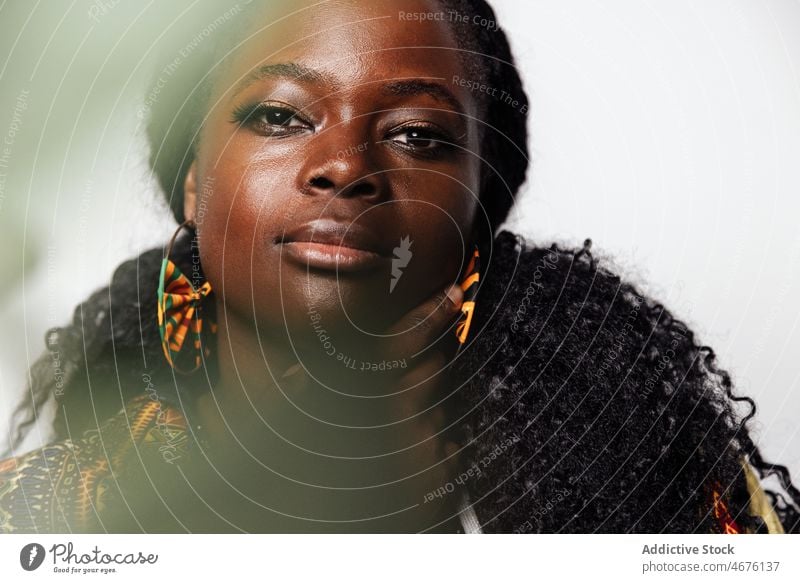 Junge kurvige Frau mit Make-up und afrikanischen Accessoires Vorschein Stil Afro-Look Rastalocken Optimist trendy Porträt jung Persönlichkeit brünett
