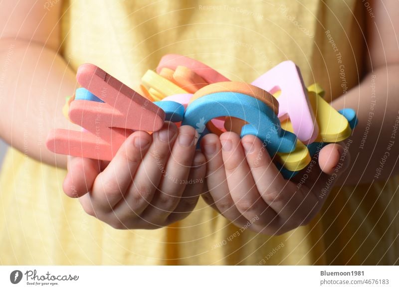 Sammlung von schwammigen Buchstaben des Alphabets in der Hand eines kleinen Mädchens Brief Kind Farbe Spielzeug Vorschule abc Charakter Design Bildung