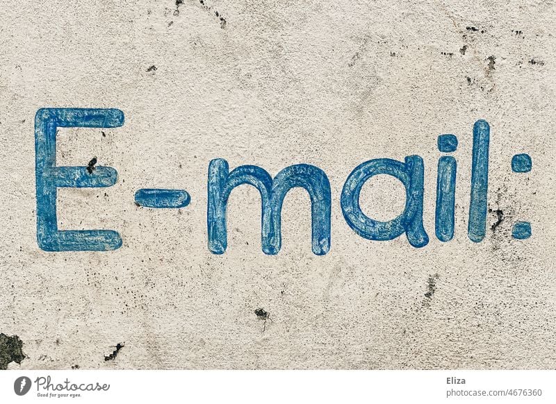 Auf eine Wand geschrieben: E-Mail Email komkunikation online Kundenservice Kontakt Internet