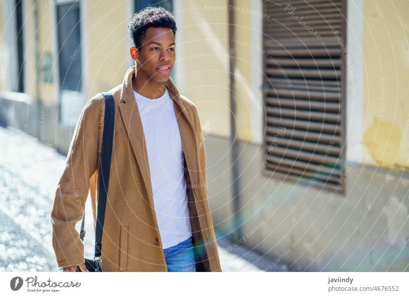 Junger kubanischer Mann steht auf der Straße. schwarz männlich Kubaner jung Person Ausdruck Glück Schüler im Freien Blick lässig Lifestyle eine Erwachsener Typ