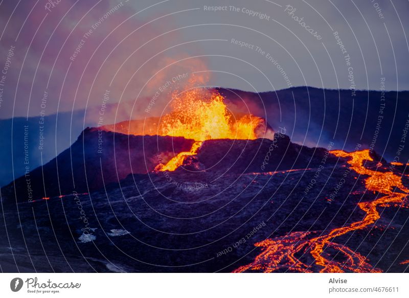 2021 08 19 Fagradalsfjall Vulkan und Lava 14 Landschaft Natur Magma vulkanisch Geologie Eruption Krater orange im Freien heiß Island natürlich reisen rot