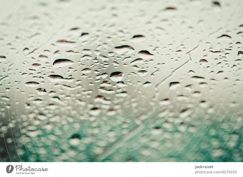 Regentropfen auf der Windschutzscheibe Glasscheibe nass Hintergrundbild Detailaufnahme abstrakt Unschärfe Wassertropfen verschwommen Tropfen Nahaufnahme