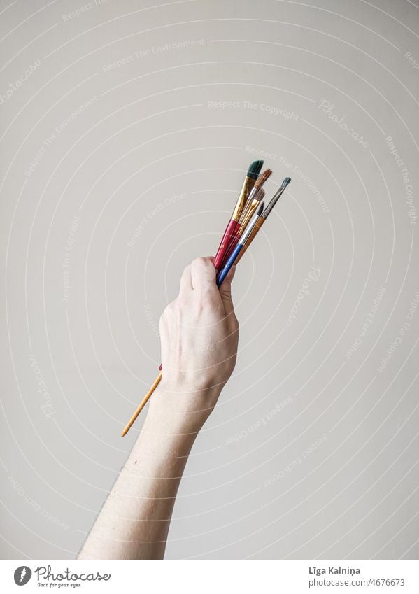 Hand hält Pinsel Pinselblume Handwerk Künstler weiß Kunst streichen Kreativität Anstreicher Farbe Bürste Malerei zeichnen mehrfarbig Farbfoto Freizeit & Hobby
