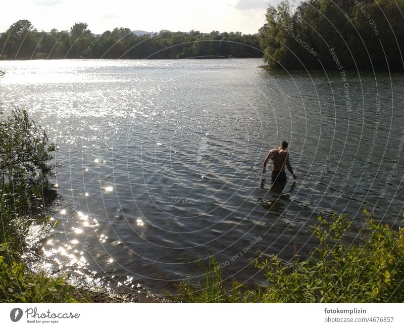 junger Mann geht in einen See Junge schwimmen baden Badesee Schwimmen & Baden Sommer Wasser Ferien & Urlaub & Reisen Jugendliche Mensch Junger Mann Jugendlicher