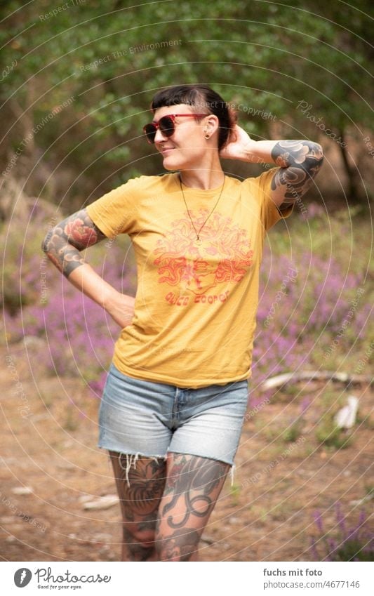 fröhliche junge Frau mit Tattoo in der Natur tattoos frau lächeln sonnenbrille Sonnenbrille Lächeln Junge Frau Porträt Glück Tattoos schön Fröhlichkeit feminin