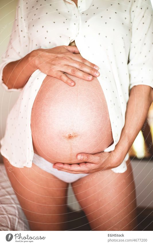 Close up Bauch Bauch der schwangeren Frau. Mutter Magen berührend Stehen umarmend Wachstum Geburt eine Person junger Erwachsener Erholung neugeboren anhänglich