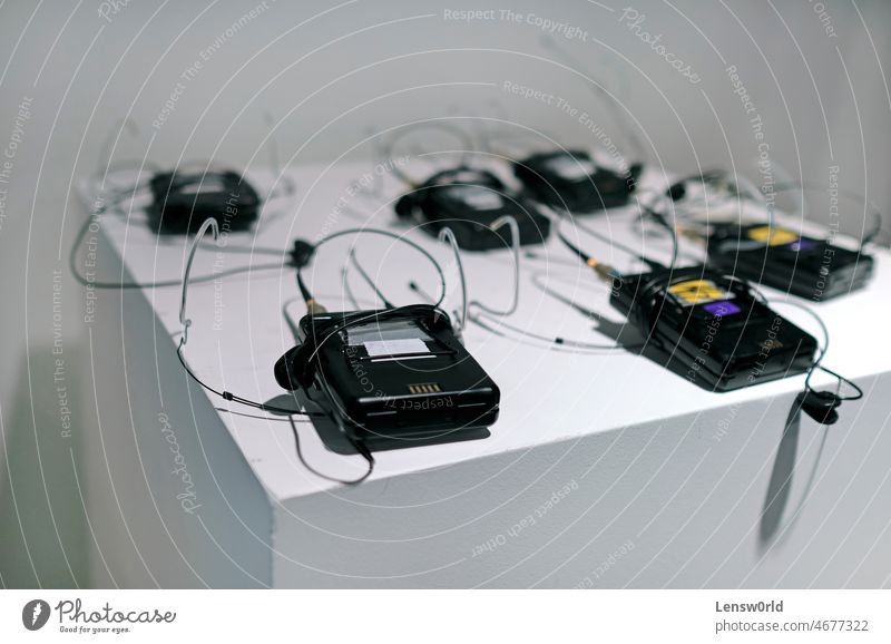 Ansteckmikrofone für eine TV-Produktion Audio schwarz Kabel Clip-on Nahaufnahme Mitteilung digital elektrisch elektronisch Elektronik Gerät Kopfhörer Industrie