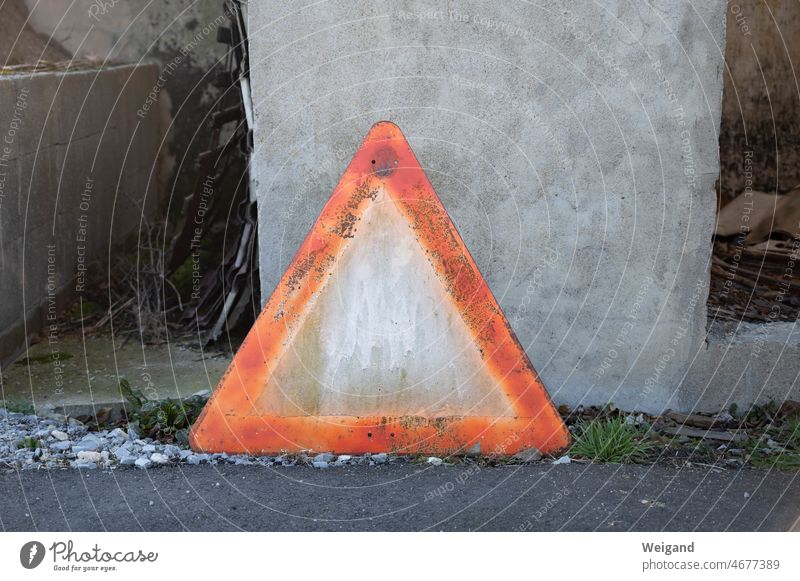 Achtung-Schild Dreieck Verkehr selfmade Stopp Straße ausgemustert