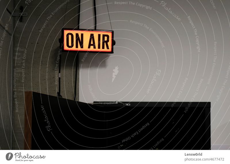 Leuchtendes "On Air"-Schild über einer Tür, die zu einem Fernsehstudio führt Ausstrahlung Rundfunksendung Mitteilung Konzept glühend Licht live Livestream