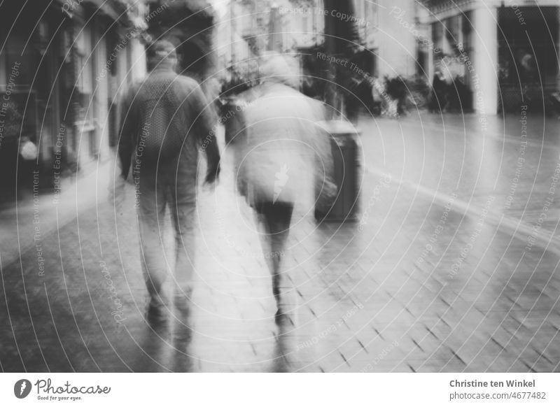 Spaziergang durch die Stadt nach dem Regen Paar Fußgängerzone Stadtbummel unscharf Reflexion & Spiegelung nass Schatten Straße 2 menschen Lübeck gehen Menschen