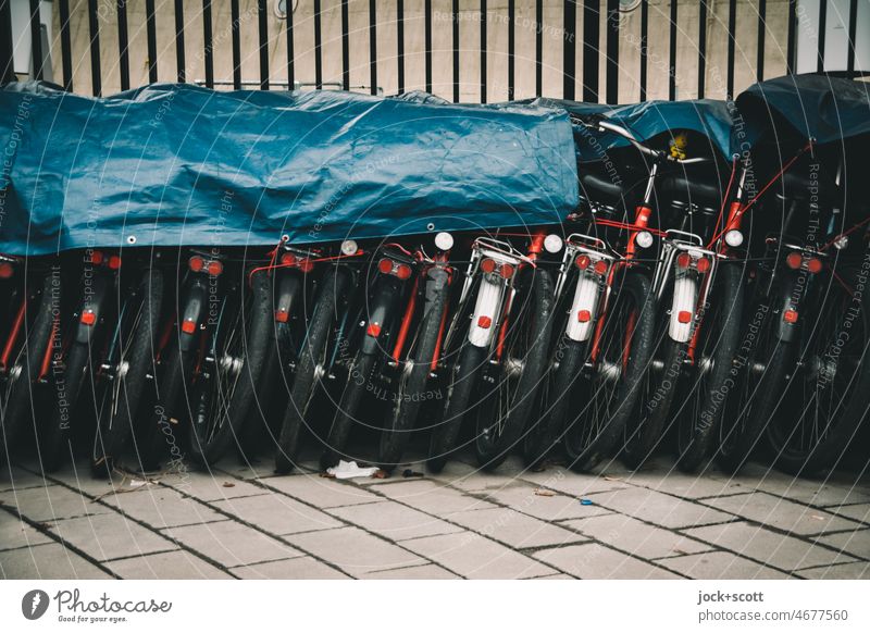 Leihfahrräder in der Winterpause Leihfahrrad Mobilität Fahrrad Verkehrsmittel abgestellt Reihe authentisch aufgereiht nebeneinander Sammlung Abdeckplane