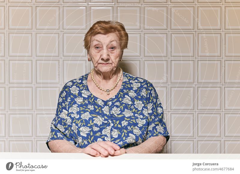 Porträt einer alten Frau in der Küche ihres Hauses. Menschen Person schlecht Erwachsener Paar älter Gesicht Senior Wartehäuschen 90 95 gealtert Hintergrund