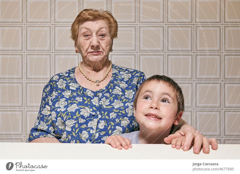 Hundertjährige Urgroßmutter mit ihrer 5-jährigen Urenkelin Freizeitkleidung Feier Kind Kindheit Kinder niedlich häusliche Küche häusliches Leben Genuss Familie