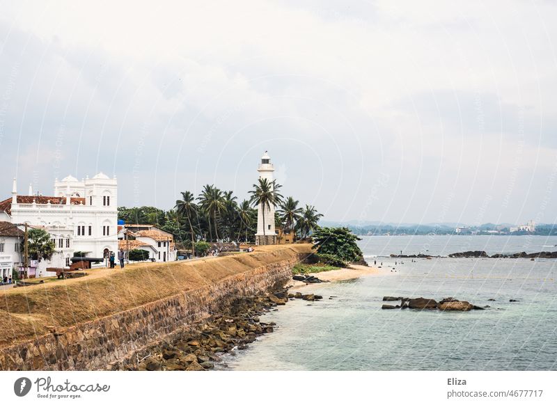 Leuchtturm und Gebäude im Kolonialstil an der Küste der Stadt Galle in Sri Lanka weiß Palmen Tropen Meer Himmel Landschaft Architektur Kolonialgebäude