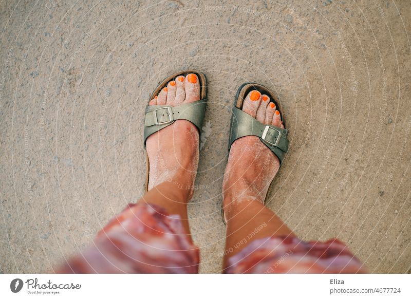 Sandige Füße in Sandalen am Strand Urlaub Urlaubsstimmung Birkenstock Ferien & Urlaub & Reisen Sommer Frau grün Fuß Beine Sommerurlaub