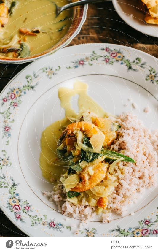 Garnelencurry mit Reis auf einem Teller Curry asiatisch indisch Essen gelb lecker Speise Meeresfrüchte Mahlzeit exotisch Küche