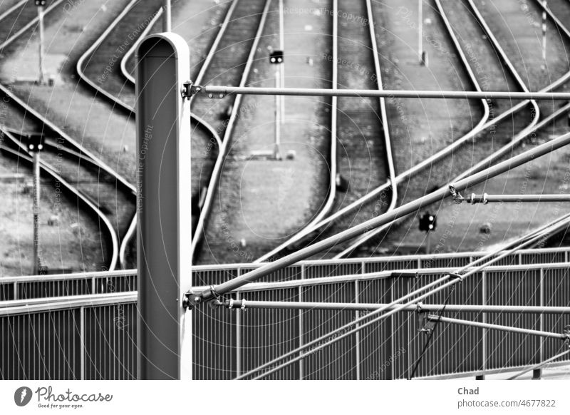 Gleisanlage mit Gehwegbrücke und Oberleitung Schienen Gleise Eisenbahn Schienenverkehr Bahn Verkehr Verkehrswege Güterverkehr & Logistik Bahngleise Schienennetz