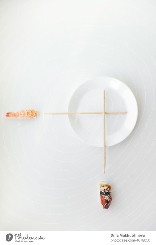 Sushi Zeit - Konzept Foto von Sushi mit Teller und Stäbchen als Uhr. Sushi Uhren Restaurant Hintergrund. Konzept Zeit für Sushi - Nigiri und Unagi Sushi japanische Lebensmittel isoliert auf weiß mit weißen Teller und Stäbchen imitieren Uhren.