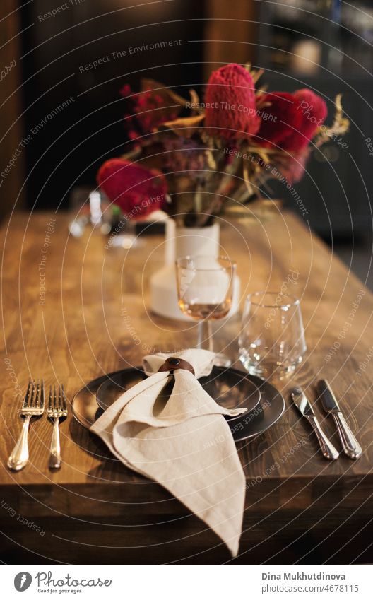 Romantische Verabredung bei Kerzenlicht am Valentinstag bei Nacht mit Kerze. Tabelle Einstellung und tablescape. Tabelle Einstellung für die Datierung mit schönen Blumen Bouquet in einer Vase am Valentinstag
