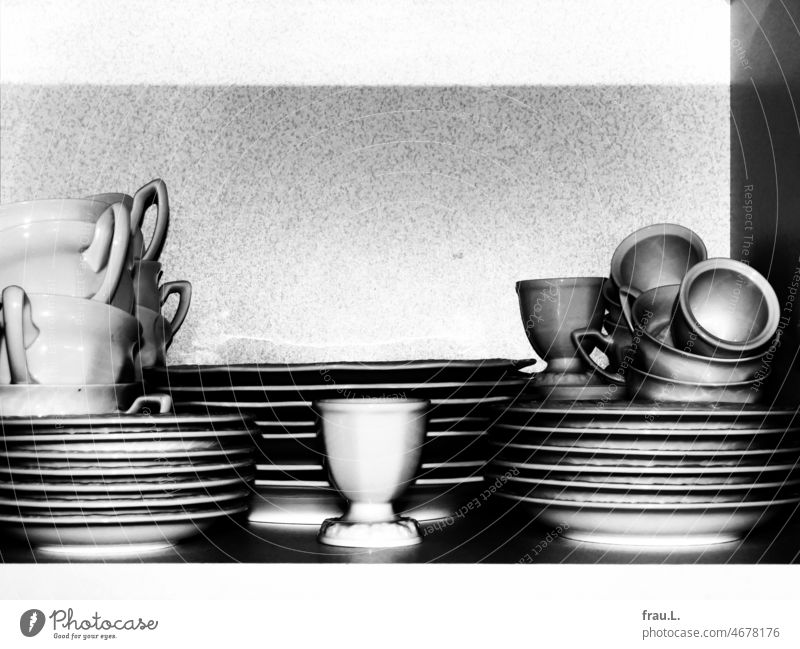 Tassen im Schrank Haushalt Küchenschrank geblitzt weiß Porzellangeschirr Unordnung Teller Ordnung Aufbewahrung Schrankfach Eierbecher Kaffetasse