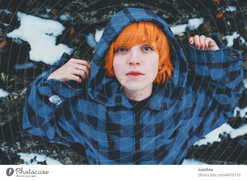 Rothaariges androgynes Modell in einer Winterszene Menschen Teenager queer nicht-binär jung Jugend kalt Kapuze Kapuzenpulli Rotschopf warm Wärme thinkg allein