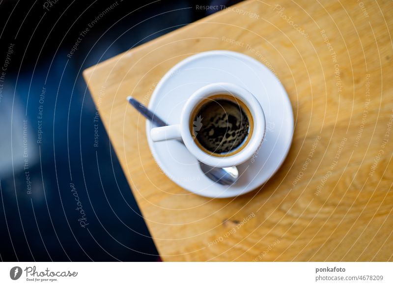 Tasse Espresso auf einem Holztisch in einem Cafe von oben Kaffee Kaffeepause Café