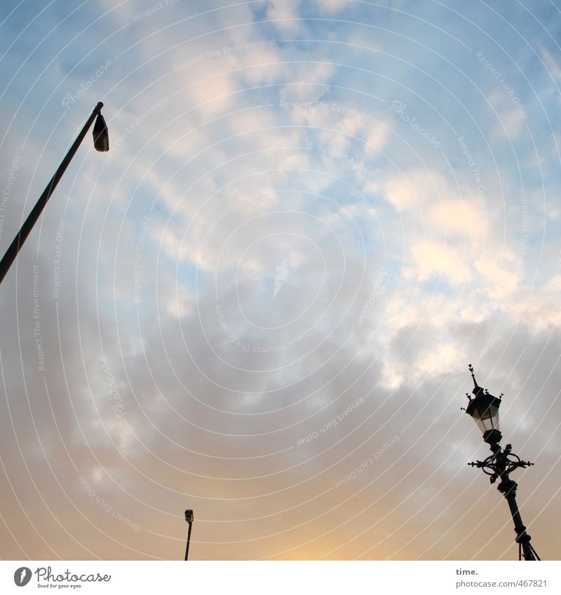 Heimleuchterinnen Himmel Wolken Straßenbeleuchtung Laternenpfahl historisch Verlässlichkeit Gelassenheit Zufriedenheit Hilfsbereitschaft Kommunizieren kompetent