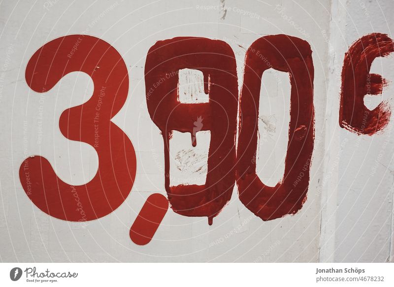 3,90€ in roter Schrift auf weißer Wand 3.90€ Euro Geld Betrag Wert Kosten Preis Billig günstig Angebot improvisieren sparen Wirtschaft Finanzen bezahlen