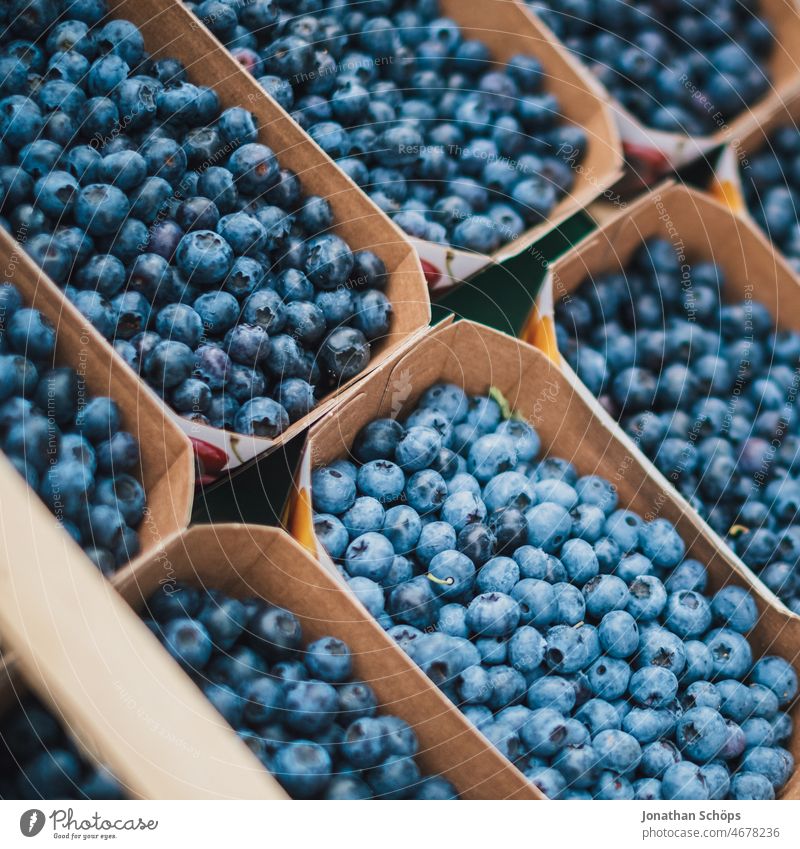 Blaubeeren auf dem Markt kaufen Heidelbeeren Supermarkt Marktplatz Obst Beeren blau gesund Antioxidantien Vitamine einkaufen Lebensmittel lecker Saisonal frisch