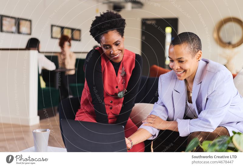 Gemischtrassige LGBTQ-Frau mittleren Alters und reife schwarze Frau mit Laptop Business Mitte gemischte Rasse lgbtq Führung Büro PC2022 vier Menschen
