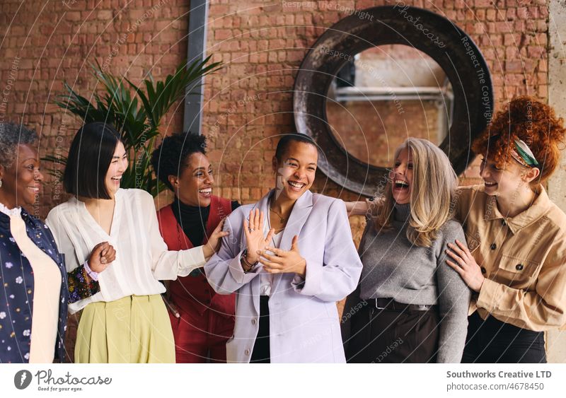 Internationaler Frauentag - Porträt von fröhlichen Geschäftsfrauen verschiedener Ethnien und Altersgruppen, die den Tag feiern iwd Ermächtigung Feministin
