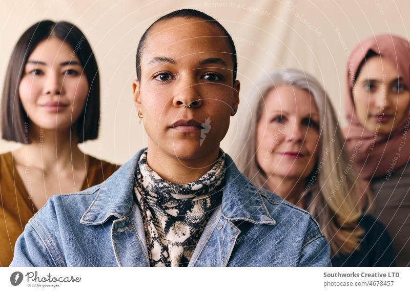 Mittlere erwachsene LGBTQ-Frau gemischter Rasse zur Unterstützung des Internationalen Frauentags mit multiethnischen Freundinnen Internationaler Frauentag iwd