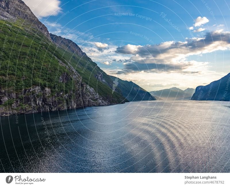 Impression vom Kreuzfahrtschiff auf dem Weg durch den Geirangerfjord in Norwegen bei Sonnenaufgang im Sommer Sieben Schwestern Wasserfall Morgen Ansicht MEER