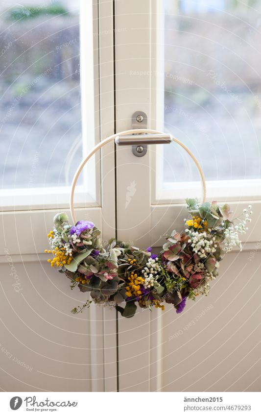 Ein Trockenblumenkranz hängt an einer weißen Türe Kranz Loop DIY Dekoration Innenaufnahme Fotos Blumen SlowFlowers Dekoration & Verzierung Blüte Frühling