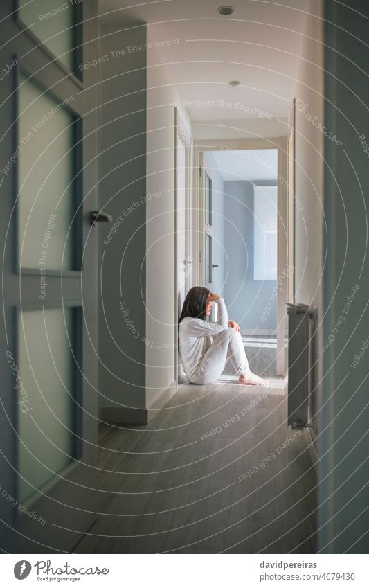 Frau im Schlafanzug sitzt auf dem Boden eines psychiatrischen Zentrums verzweifelt Pyjama mental Erkrankung Probleme Gesundheit Sitzen Stock