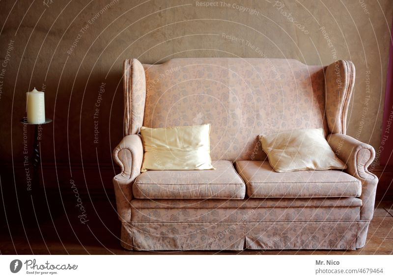 zweisitzer Antiquität Sitzgelegenheit Sofa gemütlich Sessel Wohnzimmer Couch Möbel Kanapee sitzen Wand Dekoration & Verzierung Kissen Lifestyle Innenarchitektur
