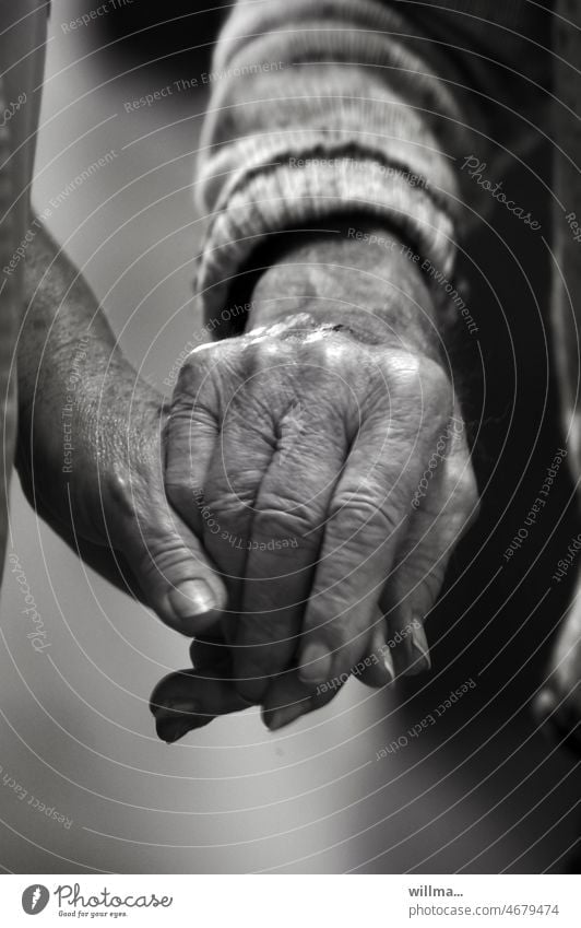 Halt mich. Vertrauen Hände Senioren Alter Paar Betreuung pflege Hilfe festhalten Hand halten Halt geben Greis sw Unterstützung Mensch Zusammensein