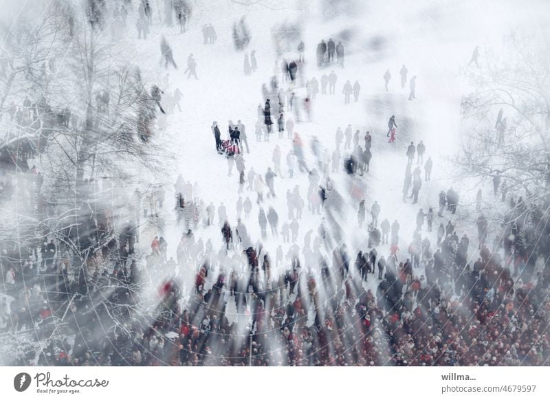 Menschenansammlung, Viele Menschen auf einem verschneiten Platz im Winter, Gruppendynamik Menschenmenge winterlich Demonstration Kundgebung Mainstram