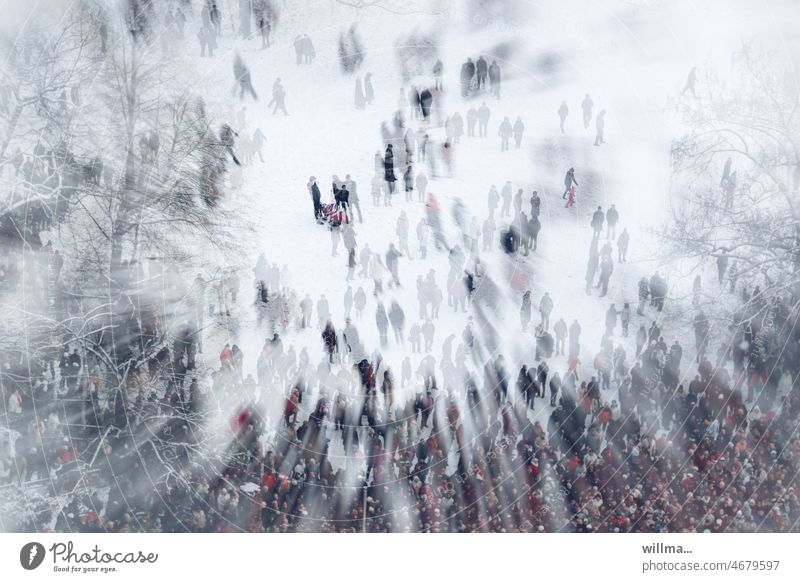 Viele Menschen auf einem verschneiten Platz im Winter, Gruppendynamik Menschenmenge winterlich Menschenansammlung Demonstration Kundgebung Mainstram