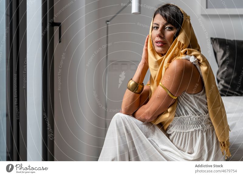 Stilvolle muslimische Frau im Schlafzimmer Vorschein traditionell authentisch Kultur Kopftuch feminin Bett ethnisch Hijab Kopfbedeckung Kopfschmuck heimwärts