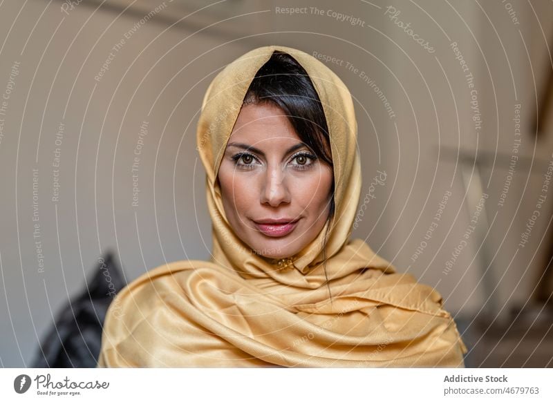 Schöne muslimische Frau schaut in die Kamera Kopftuch Vorschein Tradition heimwärts Lächeln Raum positiv Porträt brünett Erwachsener Make-up