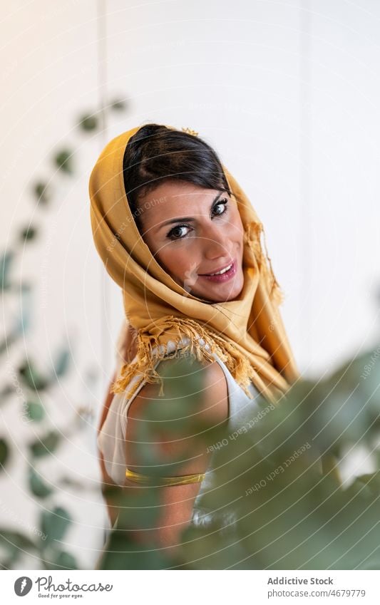 Schöne muslimische Frau schaut in die Kamera Kopftuch Vorschein Tradition heimwärts Lächeln Raum positiv Porträt brünett Erwachsener Make-up